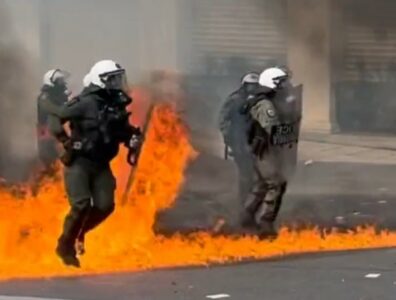 SUZAVCI, MOLOTOVLJEVI KOKTELI I HAOS Sukobi demonstranata i policije u Grčkoj (VIDEO)