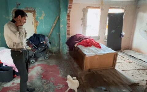 „NEMAMO NI STRUJE, NI VODE“ Porodica Salić na rubu egzistencije – sa 6 djece spavaju u jednom krevetu (VIDEO)