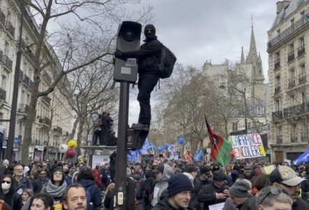 Deseti dan protesta u Parizu, Makron ne odustaje od reforme (VIDEO)