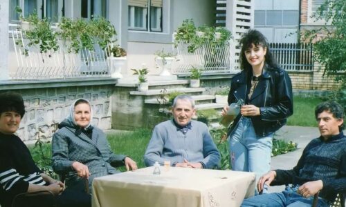 Isplivala stara fotografija Dragane Mirković sa porodicom: Jedan detalj svima privukao pažnju (FOTO)