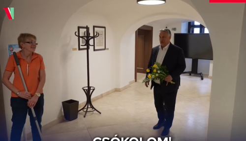 „NIJE VJERIDBA…“ Viktor Orban ušao u svoj kabinet, uzeo buket cvijeća i prišao koleginici: Ona nije skidala osmijeh sa lica (VIDEO)