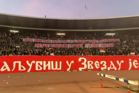 „SVAKI SRBIN VAMA KAPU DIŽE“ Zvezdini navijači čestitali rođendan Ratku Mladiću (VIDEO)
