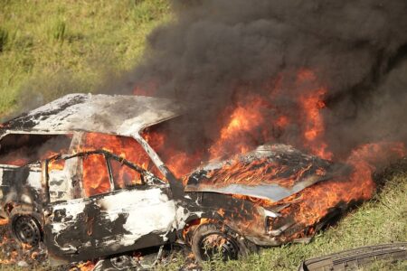 PRONAĐENA FLAŠA SA BENZINOM Na KiM zapaljeni automobili sa srpskim tablicama
