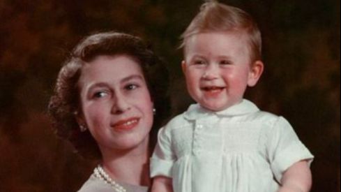 „ZA ONE KOJIMA NEDOSTAJU NJIHOVE MAME“ Kralj Čarls se prisjetio kraljice Elizabete i uputio dirljivu poruku (FOTO)