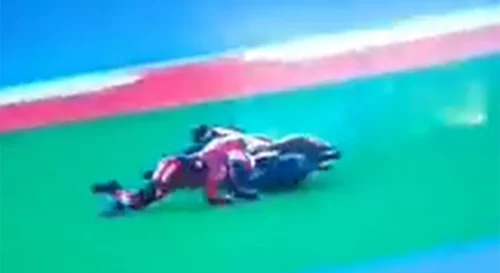 Zastrašujući snimak: Teška nesreća u Moto GP (VIDEO)