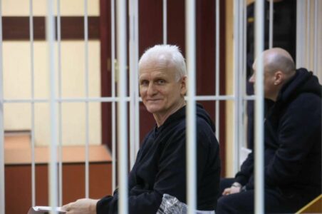 PRUŽAO FINANSIJSKU PODRŠKU DEMONSTRANTIMA, PA GA STRPALI IZA REŠETAKA Bjeloruski sud osudio Nobelovca na 10 godina zatvora