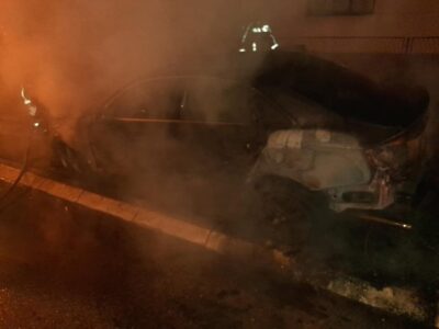 IZGORIO AUTOMOBIL U CENTRU BANJALUKE Vatra progutala vozilo parkirano na trotoru (FOTO)