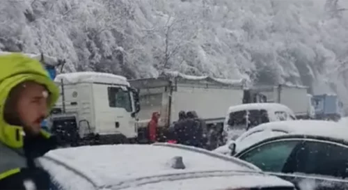 JAKO NEVRIJEME NAPRAVILO HAOS Saobraćajni kolaps zbog snijega oko Jablanice (VIDEO)