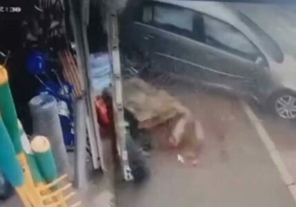 TRAGEDIJA IZBJEGNUTA ZA DLAKU: Automobilom proletio kroz pijacu i napravio haos (VIDEO)