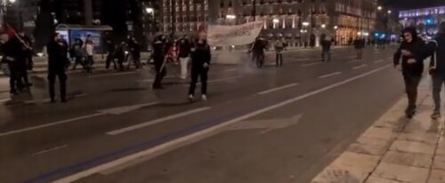 HAOS NA ULICAMA ATINE! Neredi na protestima zbog sudara vozova: Policija upotrijebila suzavac (VIDEO)