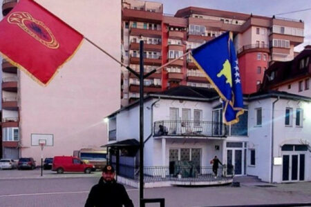 Skandal na Kosovu: Imam na džamiju okačio zastavu terorističke OVK