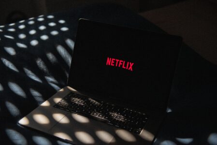 Netflix ima tajni meni sa skrivenim filmovima i serijama, a evo kako ga otključati