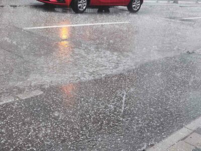 STRAVIČNO NEVRIJEME PROTUTNJALO BANJALUKOM Jaka kiša praćena gradom iznenadila građane (VIDEO)