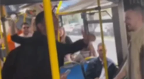 ŽURKA U GRADSKOM PREVOZU Putnici napravili lom u autobusu uz dobro znani hit (VIDEO)