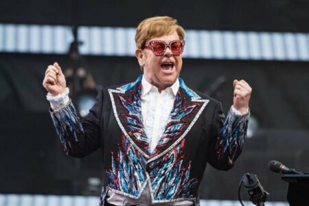 VRTOGLAVE CIFRE: Elton Džon prodaje bizarnu robu tokom svoje turneje