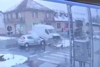 Jeziv snimak sudara u Srbiji: Automobilom se zabio u kombi (VIDEO)