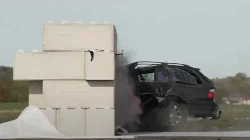 Ovako izgleda kad se BMW zabije u zid sa 150 km/h