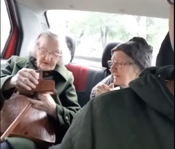 POHVALE STIŽU SA SVIH STRANA! Taksista častio bake vožnjom i osvojio simpatije regiona (VIDEO)