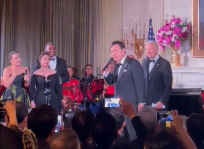 OD NUKLEARNE BOMBE, DO KARAOKA Predsjednik Južne Koreje zapjevao u Bijeloj kući (VIDEO)