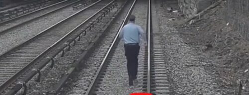 Željezničari spasili trogodišnjeg dječaka sa šina u Njujorku (VIDEO)