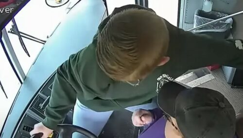 DJEČAK ODUŠEVIO SVIJET Zaustavio pun autobus nakon što se vozač onesvijestio (VIDEO)