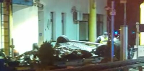 HOROR NA AUTO-PUTU Udario u betonsku prepreku, ispao iz mercedesa i poginuo (VIDEO)