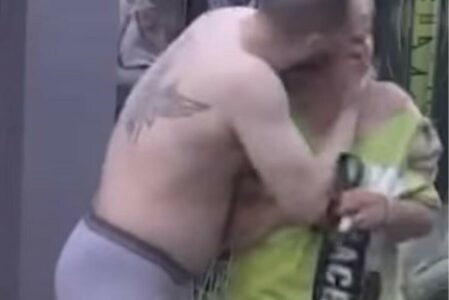 PRED NJOM ŠETAO GO GOLCAT Zvezdan nasilno poljubio Zoricu Marković, ona ostala zabezeknuta (VIDEO)
