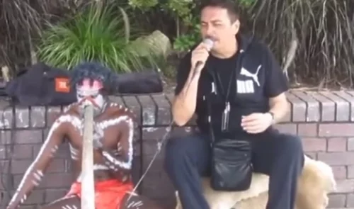 Keba se prihvatio mikrofona na ulici u Sidneju i zapjevao sa Aboridžinom (VIDEO)