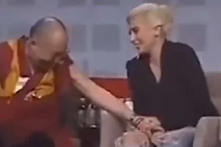 PONOVO SE NAŠAO U CENTRU SKANDALA Pojavio se snimak na kojem Dalaj Lama pipka Lejdi Gagu po nozi (VIDEO)