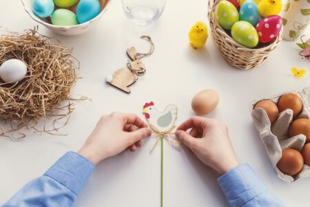 Napravite aristokratski plava jaja ukrašena zlatom uz pomoć kupusa (VIDEO)