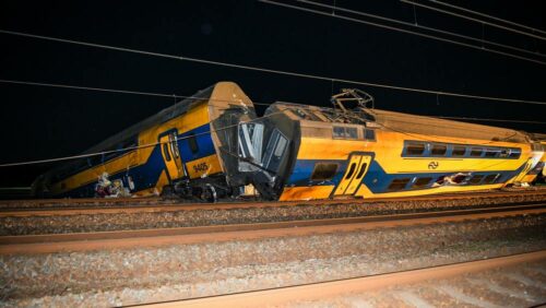 Putnički voz u Holandiji iskočio iz šina, više desetina ljudi povrijeđeno (VIDEO)