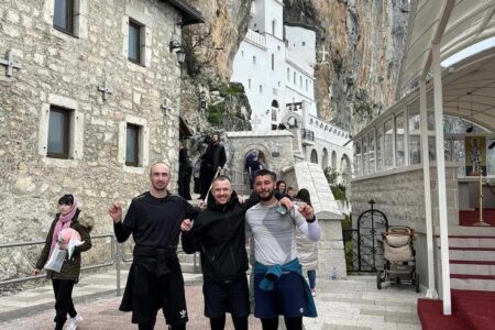 HUMANISTI IZ BANJALUKE POMJERAJU GRANICE Milan, Siniša i Damjan srećno stigli na Ostrog: Pomoliće se za najdraže i sugrađanku Dariju Karanović