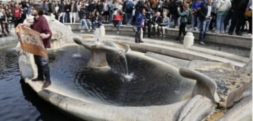 UPOZORAVAJU NA KLIMATSKE PROMJENE Aktivisti zacrnili vodu u fontani u Rimu
