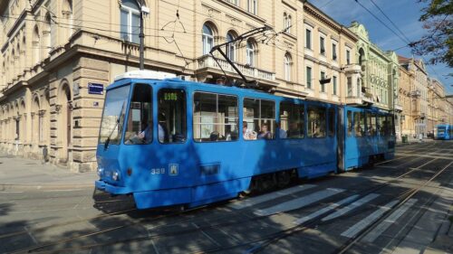 PREMINULA U BOLNICI Teška nesreća u Zagrebu: Ženu ubola osa pa se autom zabila u tramvaj