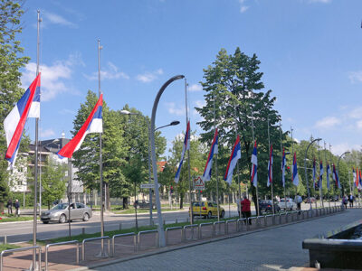 DIRLJIVI PRIZORI Građani donose cvijeće i pale svijeće ispred Ambasade Rusije u BiH