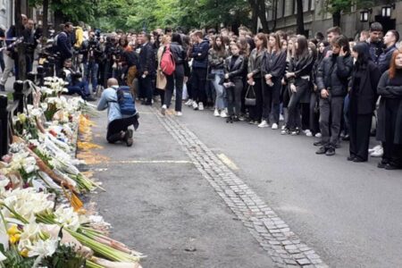 PRIZOR OD KOJEG STEŽE U GRUDIMA Učenici škole „Vladislav Ribnikar“ polažu cvijeće za svoje preminule drugare (FOTO)