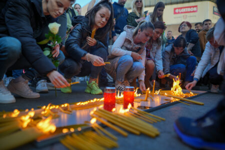 REGION ZAVIJEN U CRNO Danas sahrana četvoro mališana ubijenih u beogradskoj školi