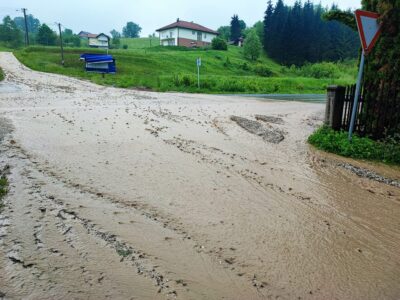 STANJE NA PUTEVIMA Izlivanje vode obustavilo saobraćaj u dijelovima BiH