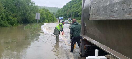 NAJNOVIJE INFORMACIJE IZ AMS RS Klizišta i poplave obustavili saobraćaj na pojedinim dionicama