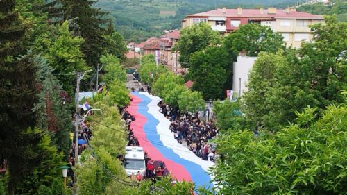 KFOR POSTAVLJA BODLJIKAVU ŽICU U Zvečanu se okupio najveći broj Srba do sada, razvijena srpska zastava od 250 metara