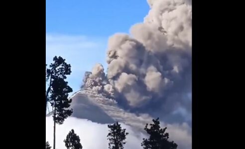 Proradio Vatreni vulkan, evakuisano lokalno stanovništvo (VIDEO)