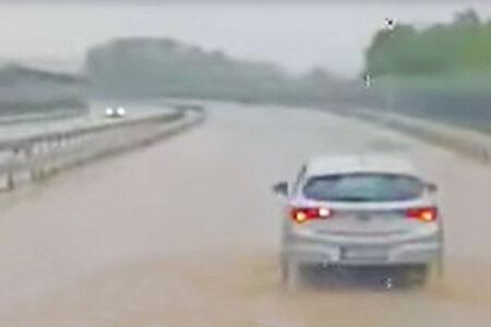 ZBOG INTENZIVNIH PADAVINA Voda se izlila na autoput „9. januar“ (VIDEO)