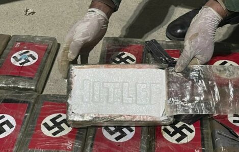 NA VRHU PISALO HITLER Zaplijenjeno 58 kilograma kokaina u paketima sa nacističkom zastavom