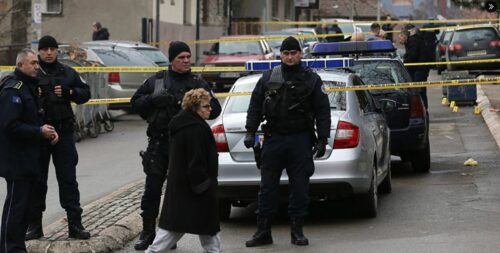 Zaposleni probili kordon ispred opštine Zvečan, policija tzv. Kosova upotrijebila suzavac