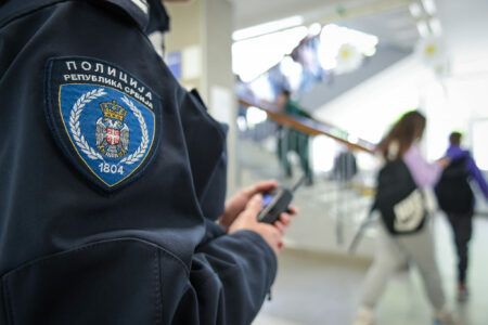 BEOGRADSKA POLICIJA NA NOGAMA Nove dojave o bombama uoči male mature, policija na terenu