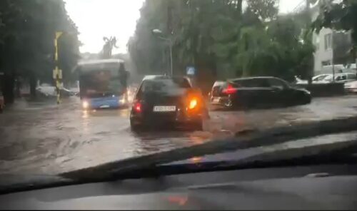 POTOP U BANJALUCI! Nevrijeme napravilo neviđeni kolaps: Vozila se probijaju kroz bujicu, voda stigla do okolnih radnji (VIDEO)