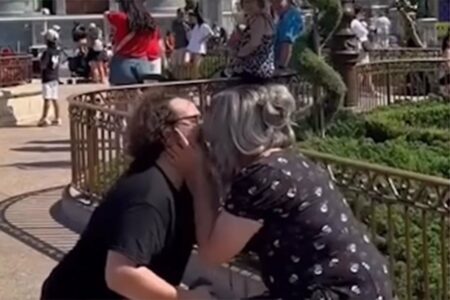 IMALI IDENTIČAN PLAN Mladić i djevojka istovremeno zaprosili jedno drugo, pa postali hit na internetu (VIDEO)