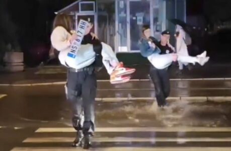 PROLAZNICI ODUŠEVLJENI OVIM GESTOM Pripadnici riječne policije Novog Sada prenosili ljude preko poplavljene ulice (VIDEO)