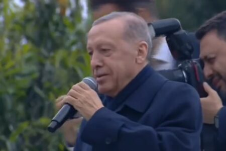 ERDOGAN POŠAO DODIKOVIM STOPAMA Pogledajte kako predsjednik Turske pjeva nakon pobjede (VIDEO)