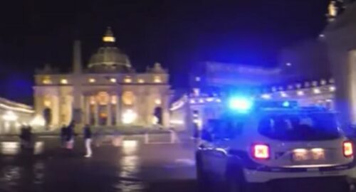 DRAMA U VATIKANU Kolima se probio do Apostolske palate, Švajcarska garda pucala (VIDEO)